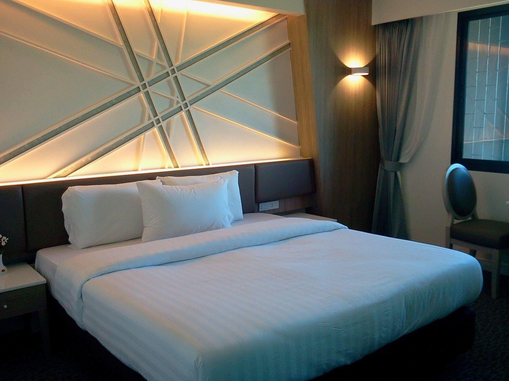 Hotel Papa Bangkok Siriraj Exterior foto
